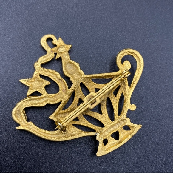 1928 Vintage Genie Aladdin's Lamp Brooch Matte Goldtone - Picture 4 of 5